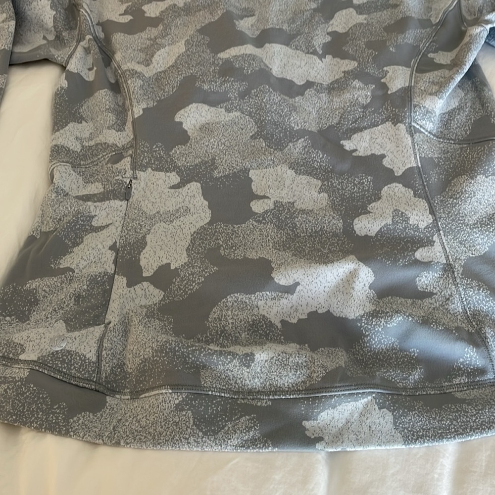 Lululemon Sweatshirt Camo with Thumbholes and Zipper Pocket! Size 12! - Picture 11 of 14